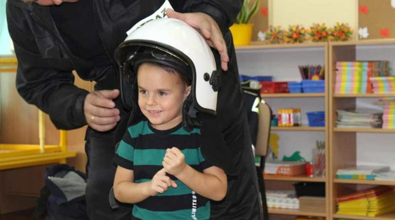 wizyta strażaków w przedszkolu